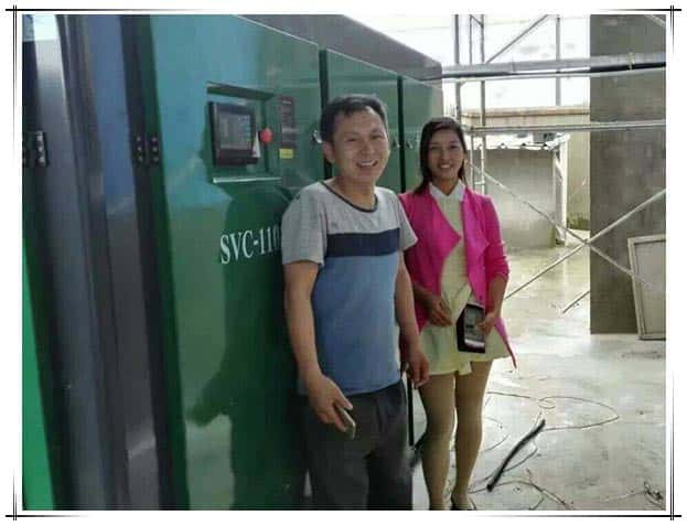 與客戶在薩震節能空壓機前合影