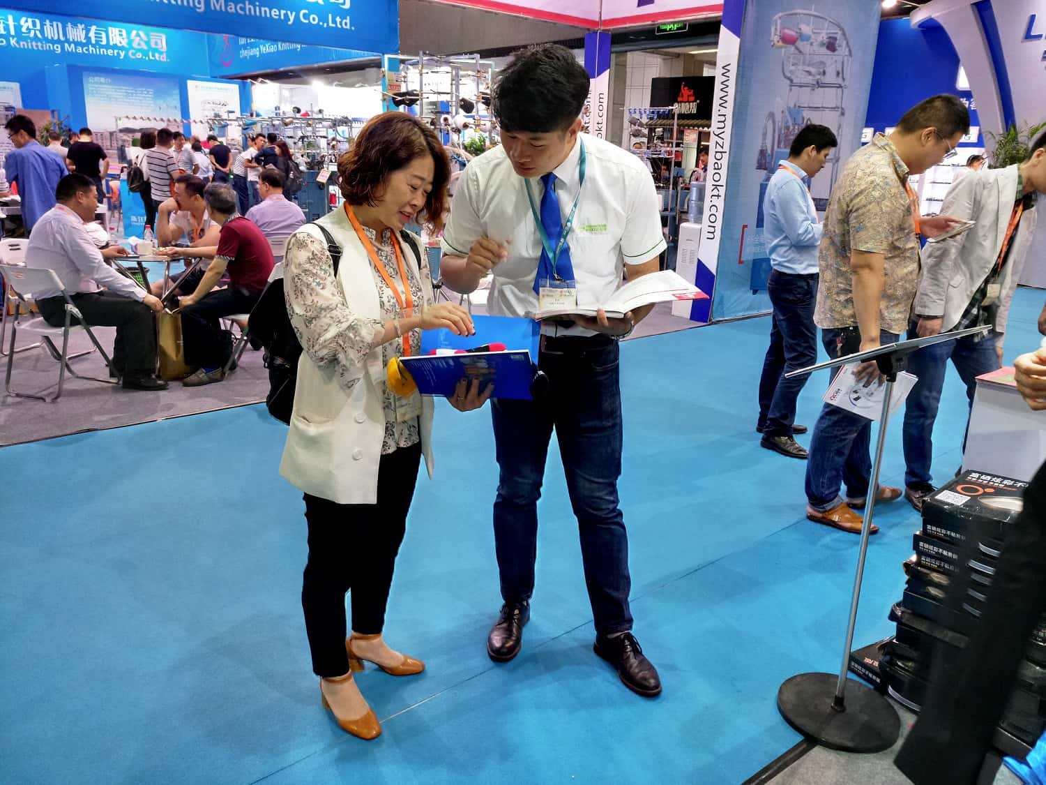 薩震工作人員講解薩震永磁變頻空壓機(jī)