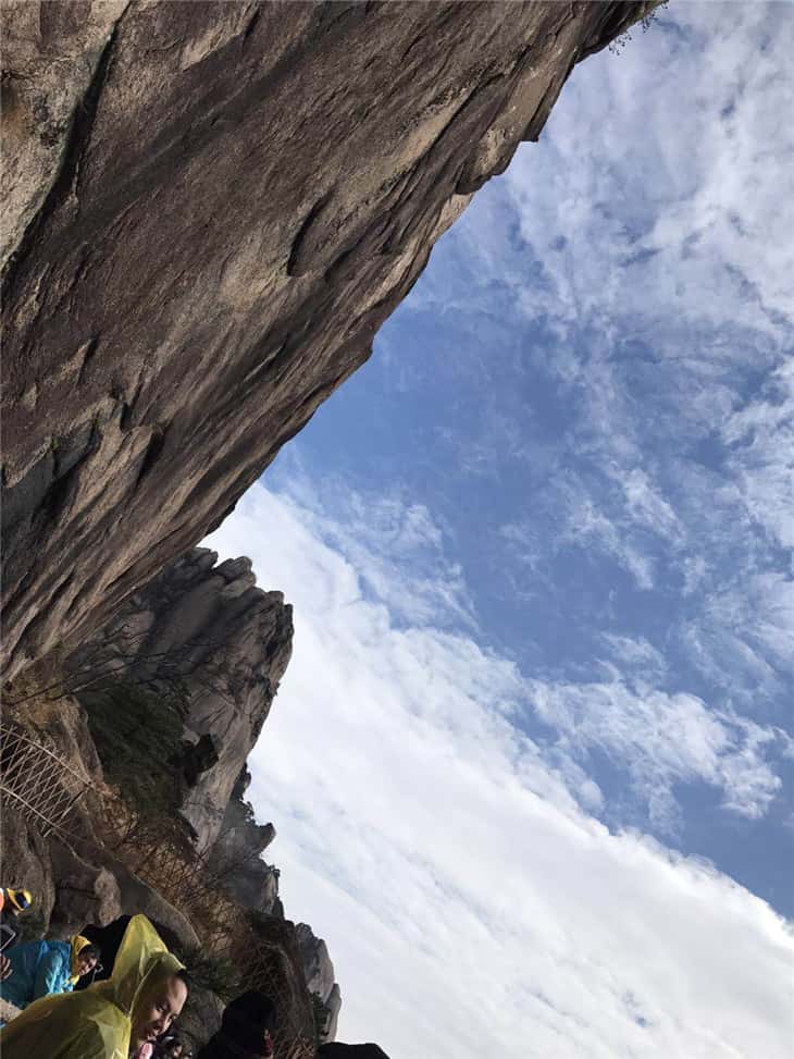 山頂的晴朗天空