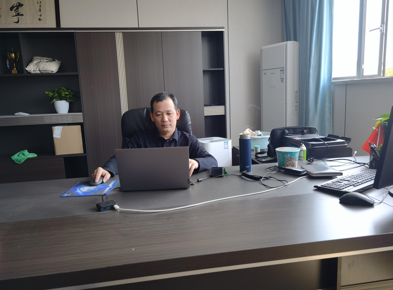 薩震節(jié)能空壓機(jī)副總經(jīng)理廖總駐廠辦公